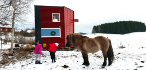 Fotografi på Idefarmens sneda hus.
